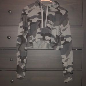 HOLLISTER VERY CUTE CAMO CROPPED HOODIE